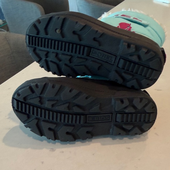 Sorel Aqua and Black Winter Boots - Picture 4 of 4